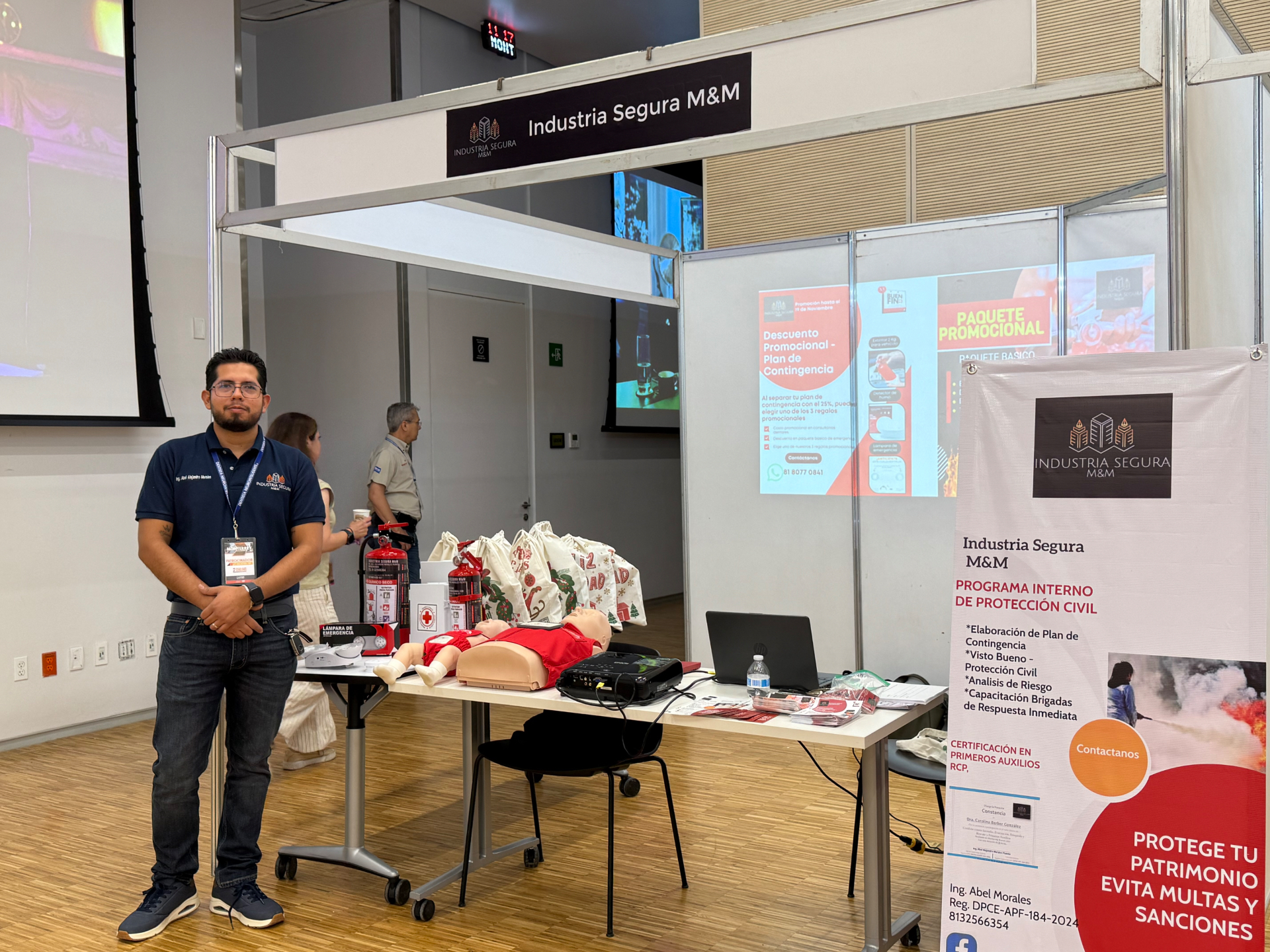 Ing. Abel Alejandro Morales Puente en stand de Industria Segura M&M